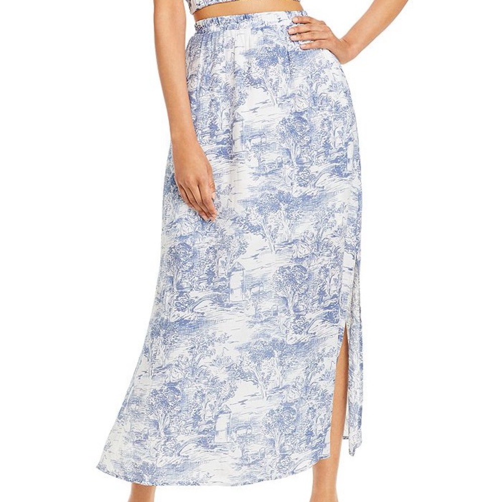 Maxi skirt with side slit